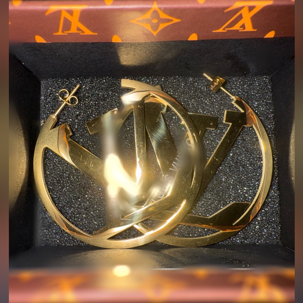 LV-Style Fashion Hoop Earrings - Picture 3 of 4